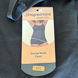 Shapermint Essentials Black Scoop Neck Cami